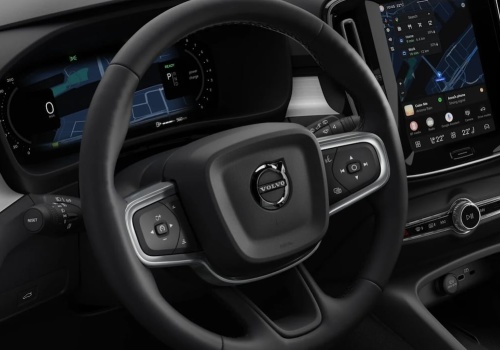 SUV Volvo z 2.0 177 KM po rabacie 37 tys. zł kosztuje tyle co Jaecoo 7. Ma nie tylko większy silnik, ale też i wyższy prześwit