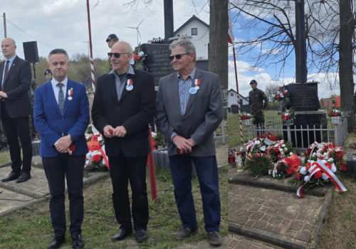 Publiczna egzekucja w Gnaszynie. Niemcy powiesili 10 niewinnych mężczyzn na oczach tłumu!