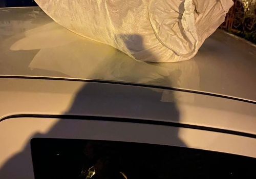 Akt wandalizmu na osiedlu 1000-lecia w Rzeszowie. Sprawca zniszczył samochody mieszkańców