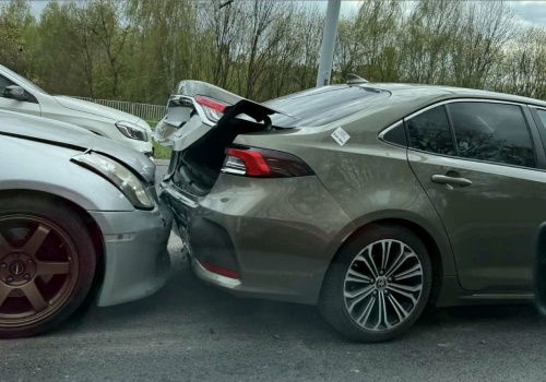 Był korek, jeden z kierowców nie wyhamował. Duże korki po zderzeniu aut na Jana Pawła II