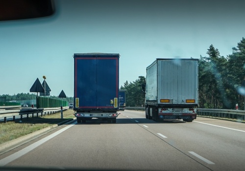 Zakaz wyprzedzania dla ciężarówek do kosza! Zmiana przepisów już od maja