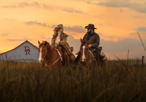 Dutton Ranch showrunner zwolniony na kilka tygodni przed rozpoczęciem streamingu pierwszego sezonu spin-offu Yellowstone