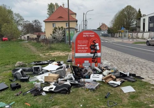 Dzikie wysypisko uprzątnięte, ale już pojawiły się nowe śmieci. Będą zmiany dotyczące pojemników na elektroodpady?