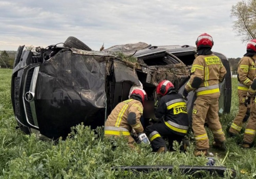 Pędził oplem po „Tatarówce”. Auto uderzyło w drzewo i dachowało, kierowca zakleszczony w pojeździe