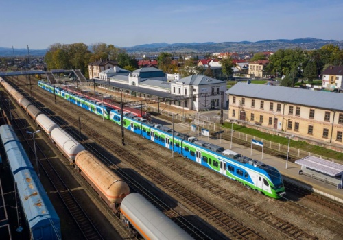 Czołowy producent taboru kolejowego z mocnym skokiem wyników. Przychody i zysk w górę