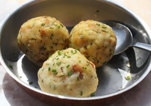 Lepsze niż kluski śląskie? Nasi sąsiedzi robią pulchne knedle z czerstwych bułek