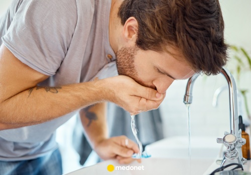 Płuczesz usta olejem? Ten trend z TikToka ma poprawiać zdrowie zębów