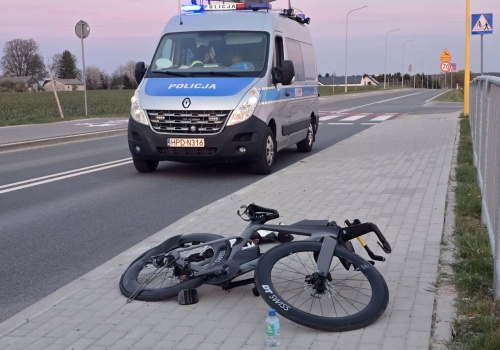 Potrącił rowerzystkę i uciekł do domu. Policjanci szybko go odnaleźli po śladach na jezdni