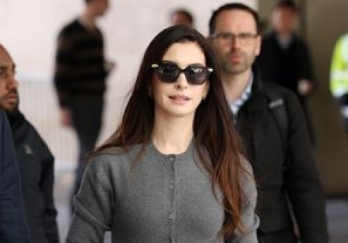 Anne Hathaway przywraca kontrowersyjny trend. Czy baskinka wróci do łask?