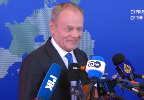 Co za przypadek. Nagle pojawił się za plecami. Tusk aż puścił oczko do reporterów