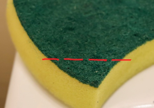 Odetnij róg gąbki i zobacz, co się zmieni. Wystarczy jeden ruch nożyczkami i problem znika