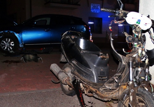 Pijany wjechał skuterem w samochód i udawał nieprzytomnego. Gdy usłyszał o policji, ozdrowiał i uciekł