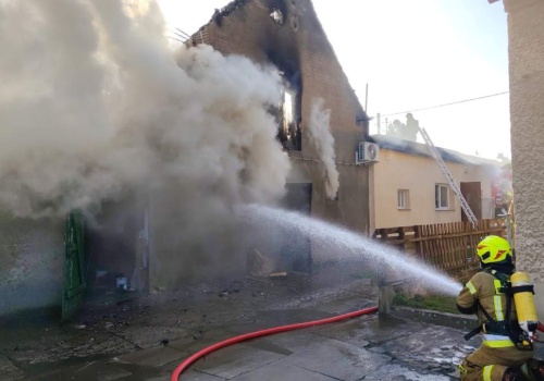 Pożar w Praszce. Stodoła spłonęła, salon kosmetyczny uratowany