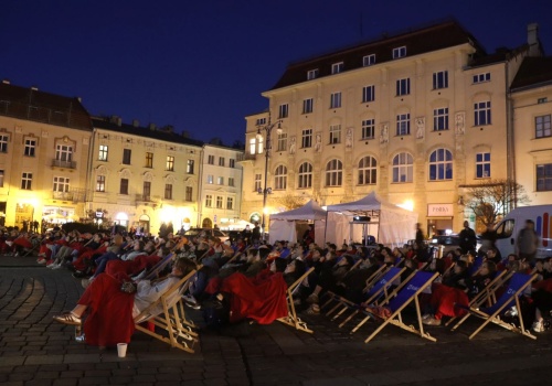 W Krakowie działają kina plenerowe. Darmowe seanse w kilku miejscach