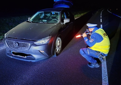 Z ostatniej chwili: Rybarzowice: Nocna pułapka na nieoświetlonej drodze! Samochód uderzył w betonowe bloczki! – foto
