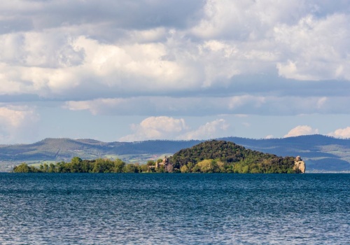 Przez lata trzymali ją z dala od turystów. Ma tylko 17 ha i własne świątynie. Co skrywa?