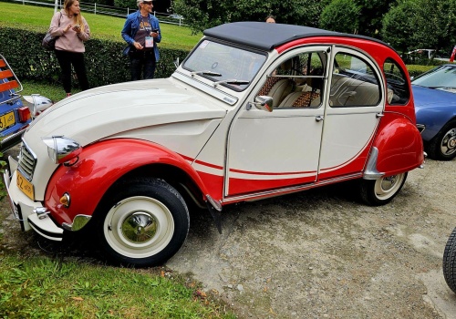 Citroën 2CV był ostatnim fabrycznie produkowanym samochodem z tym rozwiązaniem