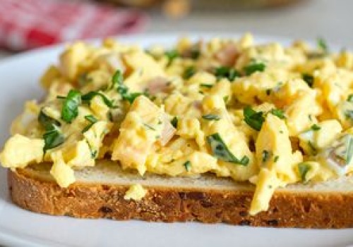 Siekam i łączę z jajkami. To napakowana białkiem i najzdrowsza pasta na wiosenne kanapki