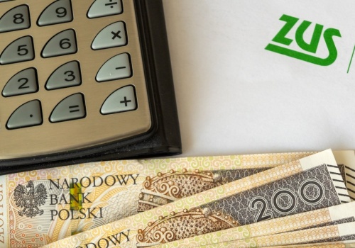 Niektórym należy się dodatek do emerytury. Wiemy, jak ZUS go oblicza