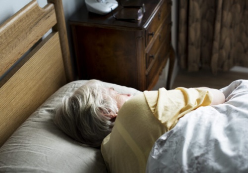 Długie drzemki seniorów powiązano z wyższą śmiertelnością
