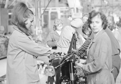 Traktory, kielnie i sodowiarnie: co stalinizm obiecał, co dał, a co odebrał polskim kobietom