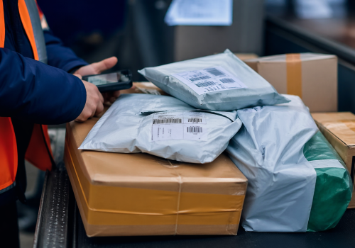 Koniec tanich paczek z Chin. UE dokręca śrubę i wprowadza cła