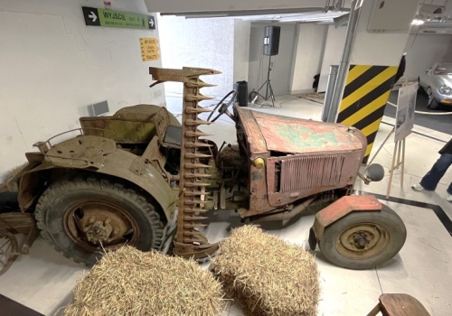 Traktor z BMW spod Krosna. Jeszcze kilkanaście lat temu pracował na roli