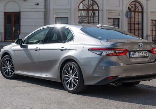 Apel policji do kierowców hybrydowych Toyot. 