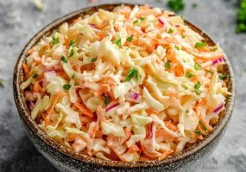 Ta surówka to ostatnio hit moich obiadów. Robisz w mig, a wszystkich zachwyca