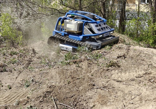 Kosiarka, która zastępuje dwóch pracowników. Iseki pokazuje Katanę