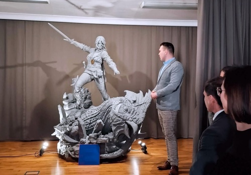 Postać ze świata fantastyki przeniesiona do rzeczywistości. Okazałą rzeźbę wykonali uczniowie ze Szczucina