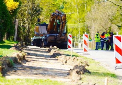 Powiat zgierski: we wsi Ustronie powstanie nowy chodnik. Prawie 1,5 kilometra ścieżki