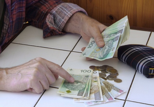 ZUS przesuwa terminy wypłat emerytur. Te osoby nie dostaną przelewu w maju