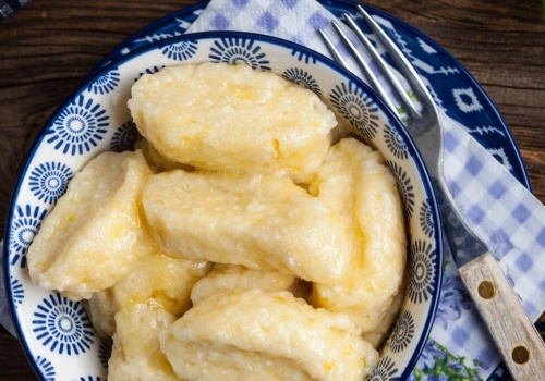 Do klusek leniwych nie dodaję grama mąki. Są jędrne i mięciutkie