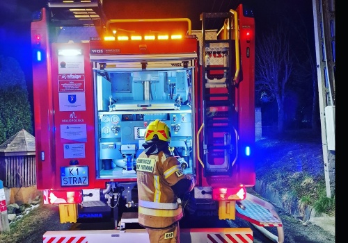 Akcja gaśnicza w gminie Chełmiec. Palił się drewniany budynek