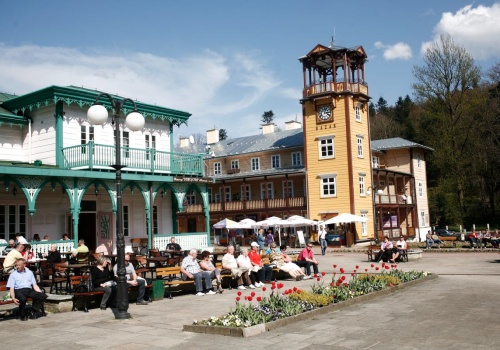 Otoczone górami kradnie serce nie tylko kuracjuszom. To jedno z najstarszych uzdrowisk
