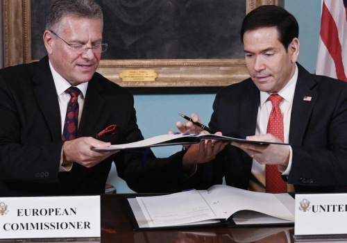 Minimalne ceny i wspólna strategia. USA i UE chcą przełamać przewagę Chin