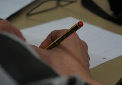 100 zł za godzinę korepetycji to już norma. Uczniowie masowo przechodzą na darmowe platformy