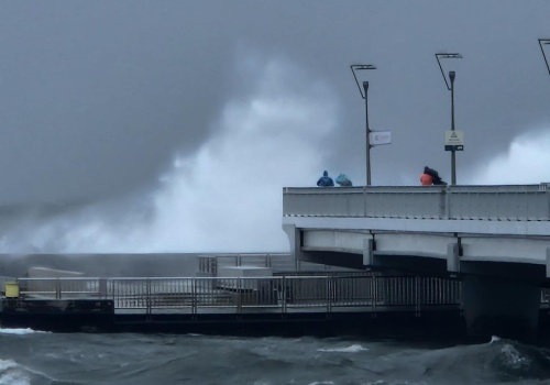 Załamanie pogody w weekend. Jest alert RCB i IMGW: silny wiatr, opady, śnieg i burze