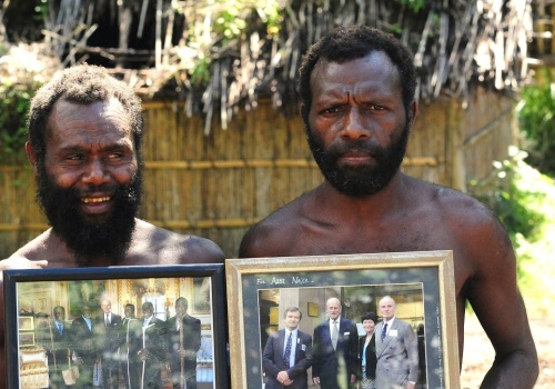 Plemiona czczą samoloty i monarchów. Powstały dziwne kulty cargo