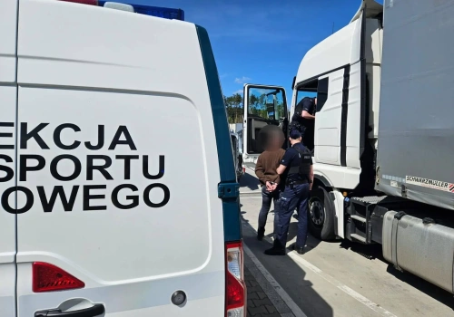 Obezwładnienie i kajdanki po znieważeniu patrolu ITD – co mówią o tym przepisy?