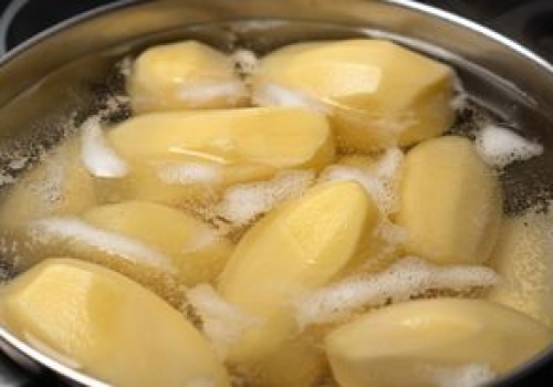 Dodaj do wody. Ziemniaki ugotują się dużo szybciej, a ich konsystencja i smak będą obłędne