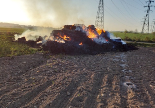 Poranny pożar sterty słomy w okolicach Roztoki