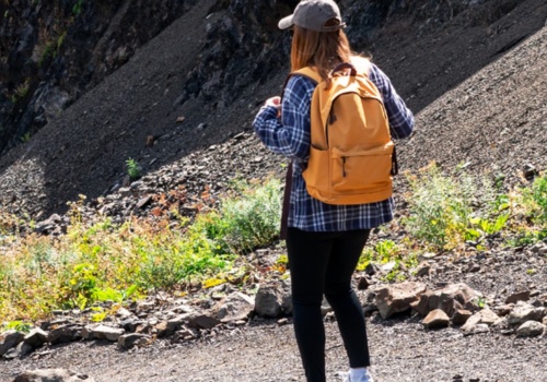 Wolisz spacerować solo? Psychologia mówi wprost, co to oznacza