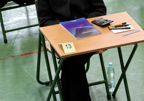 Matura 2026. Na salę można zabrać wodę i chusteczki, ale są specjalne wymagania