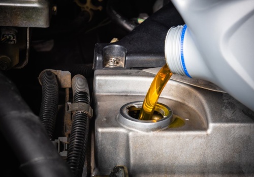 Kiedy dolać olej w trasie? Wielu kierowców robi to w najgorszym momencie