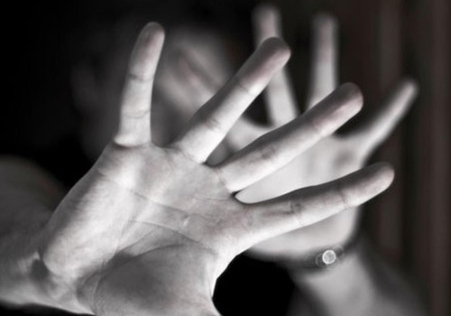 Rzeszów: Bracia dusili własną matkę i grozili jej śmiercią. Wyrok wciąż nie zapadł, sąd odracza decyzję