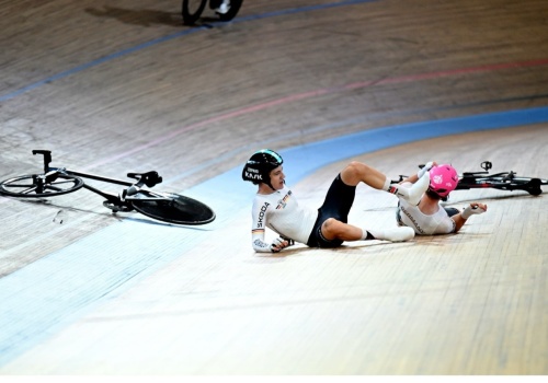 Paskudny wypadek w Gandawie. Półmetrowy kawałek deski z welodromu wbił się w kolarza
