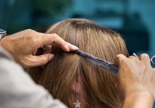 Kobiety po 50. roku życia oszalały na punkcie tej fryzury. Będziesz wyglądać o 10 lat młodziej