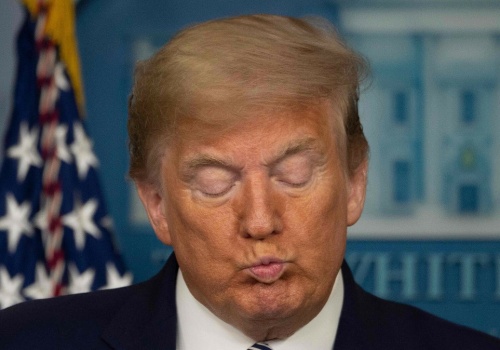 Pisze w nocy, zamyka oczy w dzień. Czy Donald Trump nie śpi za mało?